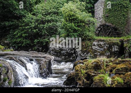 Cenath Fall Reihe von kleinen Wasserfällen und Pools auf der Fluss Teifi Stockfoto