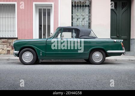 SABADELL, SPANIEN-12. FEBRUAR 2021: 1967-1971 Triumph Herald 13/60 Cabrio, Seitenansicht Stockfoto