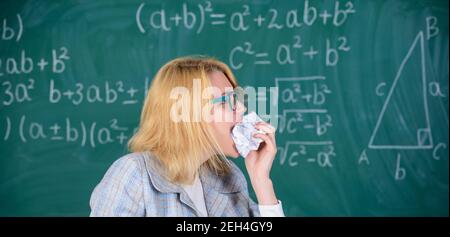Lehrer bereit, ihre Papierkram zu essen. Frau Lehrer isst zerknittert Stück Papier Kreidetafel Hintergrund. Wissensdurst. Hungrig nach Wissen. Lehrer isst Stück Papier absorbieren Informationen. Stockfoto