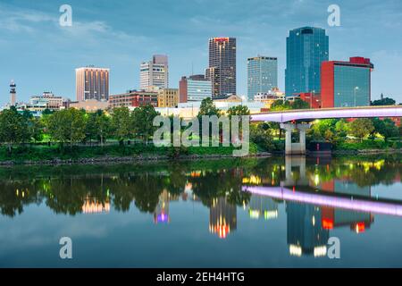 Little Rock, Arkansas, USA Skyline auf dem Fluss in der Dämmerung. Stockfoto