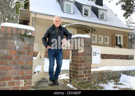 01. Februar 2021, Sachsen-Anhalt, Heyrothsberge: Radlegende Gustav-Adolf Schur steht vor seinem Haus in Heyrothsberge. Schur wird am 23,02.2021 90 Jahre alt. In seiner aktiven Zeit löste "Täve" wahre Stürme der Begeisterung aus. Millionen von Menschen säumten die Straßen, als der neunfache DDR-Sportler des Jahres und seine Teamkollegen auf ihren Rennrädern vorbeibrüllten. Zwischen 1950 und 1964 feierte er Erfolge, die im Amateursport einzigartig waren. 1955 gewann der Heyrothsberg als erster Deutscher die prestigeträchtige Peace Tour. Foto: Peter Gercke/dpa-Zentralbild/ZB Stockfoto