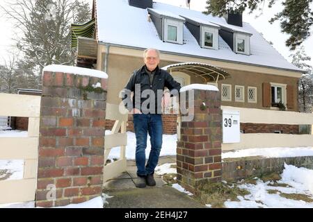 01. Februar 2021, Sachsen-Anhalt, Heyrothsberge: Radlegende Gustav-Adolf Schur steht vor seinem Haus in Heyrothsberge. Schur wird am 23,02.2021 90 Jahre alt. In seiner aktiven Zeit löste "Täve" wahre Stürme der Begeisterung aus. Millionen von Menschen säumten die Straßen, als der neunfache DDR-Sportler des Jahres und seine Teamkollegen auf ihren Rennrädern vorbeibrüllten. Zwischen 1950 und 1964 feierte er Erfolge, die im Amateursport einzigartig waren. 1955 gewann der Heyrothsberg als erster Deutscher die prestigeträchtige Peace Tour. Foto: Peter Gercke/dpa-Zentralbild/ZB Stockfoto