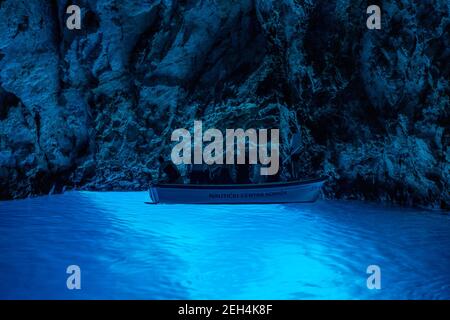 Bisevo, Kroatien - Aug 16, 2020: Touristen auf einem Boot in heiteren blauen Höhle in der Nähe von Komiza Insel Stockfoto