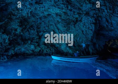 Bisevo, Kroatien - Aug 16, 2020: Touristen auf einem Boot in heiteren blauen Höhle in der Nähe von Komiza Insel Stockfoto