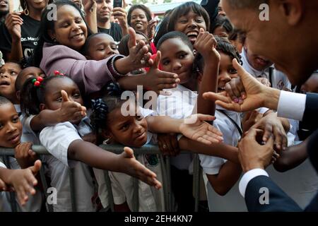 Studenten halten ihre Hände aus, um Präsident Barack Obama während seines Besuchs an der Dr. Martin Luther King Jr. Charter School in New Orleans, La, zu begrüßen., 15. Oktober 2009. Stockfoto