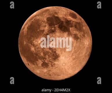 Vollmond mit Kraterdetail vor schwarzem Hintergrund. Stockfoto