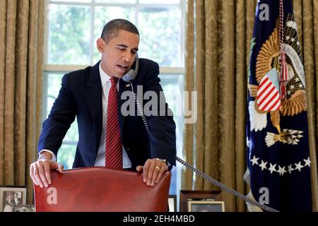 Präsident Barack Obama spricht mit dem afghanischen Präsidenten Hamid Karzai während eines Telefonanrufs des Oval Office vom 20. Oktober 2009. Offizielles weißes Foto von Pete Souza. Dieses offizielle Foto des Weißen Hauses wird nur zur Veröffentlichung durch Nachrichtenorganisationen und/oder zum persönlichen Druck durch die Betreffzeile(en) des Fotos zur Verfügung gestellt. Das Foto darf in keiner Weise manipuliert werden und darf nicht in kommerziellen oder politischen Materialien, Anzeigen, E-Mails, Produkten, Werbeaktionen verwendet werden, die in irgendeiner Weise die Zustimmung oder Billigung des Präsidenten, der ersten Familie oder des Weißen Hauses nahelegt. Stockfoto