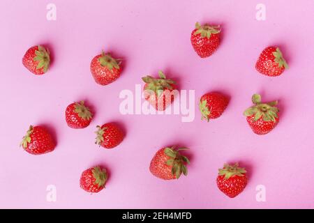 Flache Lay Zusammensetzung von Erdbeeren Stockfoto