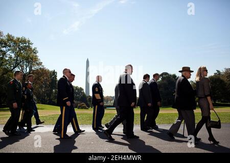 Die Gäste kommen am 20. Oktober 2009 im Weißen Haus an, um eine Zeremonie zur Anerkennung der Truppe A, First Squadron, 11th Panzerkampfregiment der US-Armee, Empfänger der Presidential Unit Citation für ihre Aktionen in der Republik Vietnam, zu feiern. Stockfoto