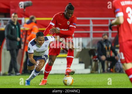 ANTWERPEN, BELGIEN - FEBRUAR 18: Alfredo Morelos vom Rangers FC und Frank Boya vom Royal Antwerp während des UEFA Europa League Spiels zwischen Royal Antw Stockfoto