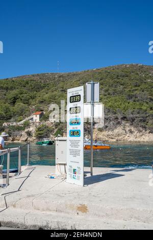 Bisevo, Kroatien - Aug 16, 2020: Tourist Queue Information Board in komoza blaue Höhle Attraktion Stockfoto