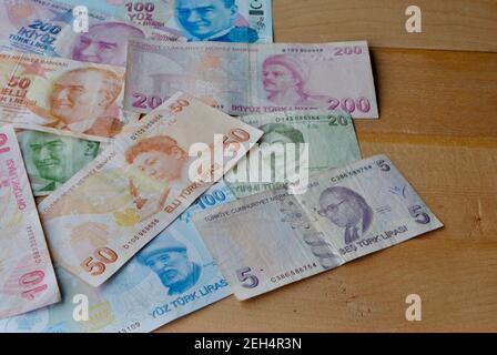 Gruppe von türkischen Lira Banknoten Scheine auf Holzhintergrund. Konzeptgeschäft, Finanzen, Inflation, Finanzkrise. Stockfoto