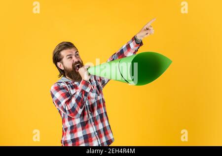 Förderung der Unternehmenswerbung. Bärtiger Mann mit wichtiger Ankündigung. große Eröffnung. Marketing und advertising.mature Kerl im Hemd mit Papier-Megaphon. Stilvolle männliche Nutzung Lautsprecher. Sprechen laut. Stockfoto