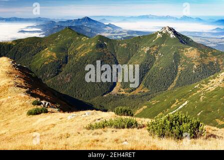 Herbstlicher Blick von den rohace Bergen auf chocske vrchy und mala velka fatra - Westhohe tatra - Slowakei Stockfoto