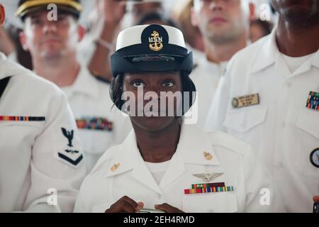 Militärangehörige und Frauen hören Präsident Barack Obama bei seinen Ausführungen auf der Naval Air Station Jacksonville in Jacksonville, Florida, 26. Oktober 2009. Stockfoto