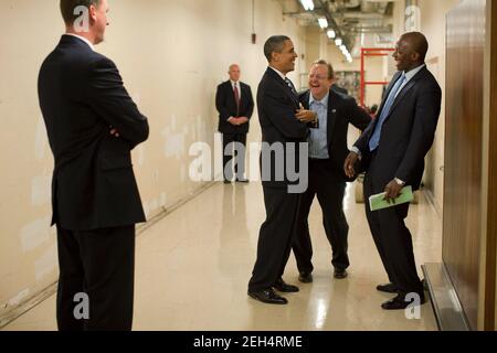 Präsident Barack Obama scherzt mit Pressesprecher Robert Gibbs und persönlicher Berater Reggie Love, rechts, vor dem Empfang des Ausschusses für demokratische Senatorenkampagne und des Ausschusses für demokratische Kongresskampagne im Fontainebleau Hotel in Miami, Florida, 26. Oktober 2009. Stockfoto