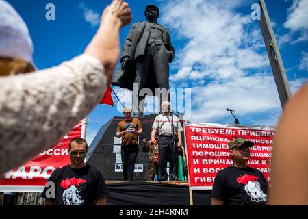 Michael Bunel / Le Pictorium - Ukraine Donbass-Krieg - 25/05/2014 - Ukraine / Donbass / Donezk - mehrere Menschen nehmen an der Kundgebung gegen die Präsidentschaftswahlen im Herzen von Donezk Teil. Sie zeigen Bilder von ehemaligen Soldaten. Nach der Euromaidan-Revolution im Winter 2013 in Kiew, dann der Annexion der Krim im März durch Russland, ist es an der Reihe, dass das Donbass-Gebiet in der Ostukraine ins Chaos zwischen der neuen Regierung in Kiew und prorussischen Separatisten Gerät. 25.Mai 2014. Donezk. Ukraine. Stockfoto