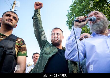 Michael Bunel / Le Pictorium - Ukraine Donbass-Krieg - 25/05/2014 - Ukraine / Donbass / Donezk - Alexander Borodai, der selbsternannte Premierminister der Neuen Volksrepublik Donezk, hob die Faust, um sich an die Menge zu wenden, die vor Achmetows Haus versammelt war. 25.Mai 2014. Donezk. Ukraine. Stockfoto