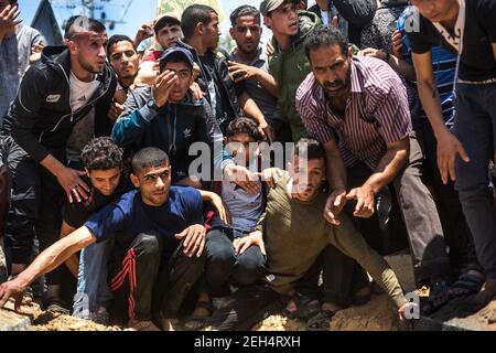 Freunde und Familie bei der Beerdigung von Jamal Affana (15 Jahre alt) starben am 13. Mai 2018 bei Demonstrationen am Grenzzaun von Gaza mit Israel am vergangenen Freitag an einer Schusswunde in Rafah, Gaza. Jamal wurde am Freitag von einem israelischen Scharfschützen getötet, während er an den Demonstrationen teilnahm. Für die 1,9 Millionen Palästinenser, die im Gazastreifen leben, ist das Leben nach 10 Jahren israelischer Blockade in der Region zu einem täglichen Kampf um Nahrung, Strom und Geld geworden. Die Demonstrationen führten bisher zu 40 Toten und mehr als 1.700 Verletzten durch die israelische Armee. Hamas Führer in G Stockfoto