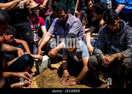 Freunde und Familie bei der Beerdigung von Jamal Affana (15 Jahre alt) starben am 13. Mai 2018 bei Demonstrationen am Grenzzaun von Gaza mit Israel am vergangenen Freitag an einer Schusswunde in Rafah, Gaza. Jamal wurde am Freitag von einem israelischen Scharfschützen getötet, während er an den Demonstrationen teilnahm. Für die 1,9 Millionen Palästinenser, die im Gazastreifen leben, ist das Leben nach 10 Jahren israelischer Blockade in der Region zu einem täglichen Kampf um Nahrung, Strom und Geld geworden. Die Demonstrationen führten bisher zu 40 Toten und mehr als 1.700 Verletzten durch die israelische Armee. Hamas Führer in G Stockfoto