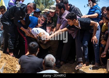 Freunde und Familie bei der Beerdigung von Jamal Affana (15 Jahre alt) starben am 13. Mai 2018 bei Demonstrationen am Grenzzaun von Gaza mit Israel am vergangenen Freitag an einer Schusswunde in Rafah, Gaza. Jamal wurde am Freitag von einem israelischen Scharfschützen getötet, während er an den Demonstrationen teilnahm. Für die 1,9 Millionen Palästinenser, die im Gazastreifen leben, ist das Leben nach 10 Jahren israelischer Blockade in der Region zu einem täglichen Kampf um Nahrung, Strom und Geld geworden. Die Demonstrationen führten bisher zu 40 Toten und mehr als 1.700 Verletzten durch die israelische Armee. Hamas Führer in G Stockfoto