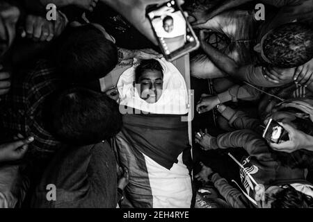 Freunde und Familie weinen über den Leichnam von Jamal Affana (15 Jahre alt), nachdem er bei Demonstrationen am vergangenen Freitag am Grenzzaun zu Israel am 13. Mai 2018 in Rafah, Gaza, an einer Schusswunde gestorben ist. Jamal wurde am Freitag von einem israelischen Scharfschützen getötet, während er an den Demonstrationen teilnahm. Für die 1,9 Millionen Palästinenser, die im Gazastreifen leben, ist das Leben nach 10 Jahren israelischer Blockade in der Region zu einem täglichen Kampf um Nahrung, Strom und Geld geworden. Die Demonstrationen führten bisher zu 40 Toten und mehr als 1.700 Verletzten durch den israelischen Arm Stockfoto