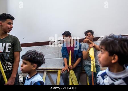 Freunde und Familie bei der Beerdigung von Jamal Affana (15 Jahre alt) starben am 13. Mai 2018 bei Demonstrationen am Grenzzaun von Gaza mit Israel am vergangenen Freitag an einer Schusswunde in Rafah, Gaza. Jamal wurde am Freitag von einem israelischen Scharfschützen getötet, während er an den Demonstrationen teilnahm. Für die 1,9 Millionen Palästinenser, die im Gazastreifen leben, ist das Leben nach 10 Jahren israelischer Blockade in der Region zu einem täglichen Kampf um Nahrung, Strom und Geld geworden. Die Demonstrationen führten bisher zu 40 Toten und mehr als 1.700 Verletzten durch die israelische Armee. Hamas Führer in G Stockfoto