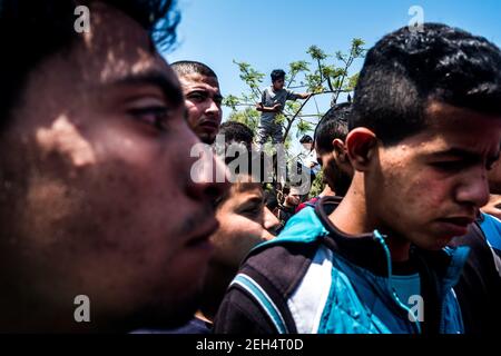 Freunde und Familie bei der Beerdigung von Jamal Affana (15 Jahre alt) starben am 13. Mai 2018 bei Demonstrationen am Grenzzaun von Gaza mit Israel am vergangenen Freitag an einer Schusswunde in Rafah, Gaza. Jamal wurde am Freitag von einem israelischen Scharfschützen getötet, während er an den Demonstrationen teilnahm. Für die 1,9 Millionen Palästinenser, die im Gazastreifen leben, ist das Leben nach 10 Jahren israelischer Blockade in der Region zu einem täglichen Kampf um Nahrung, Strom und Geld geworden. Die Demonstrationen führten bisher zu 40 Toten und mehr als 1.700 Verletzten durch die israelische Armee. Hamas Führer in G Stockfoto