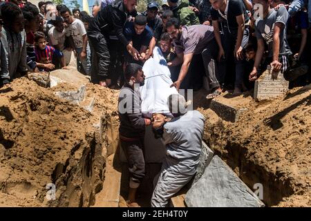 Freunde und Familie bei der Beerdigung von Jamal Affana (15 Jahre alt) starben am 13. Mai 2018 bei Demonstrationen am Grenzzaun von Gaza mit Israel am vergangenen Freitag an einer Schusswunde in Rafah, Gaza. Jamal wurde am Freitag von einem israelischen Scharfschützen getötet, während er an den Demonstrationen teilnahm. Für die 1,9 Millionen Palästinenser, die im Gazastreifen leben, ist das Leben nach 10 Jahren israelischer Blockade in der Region zu einem täglichen Kampf um Nahrung, Strom und Geld geworden. Die Demonstrationen führten bisher zu 40 Toten und mehr als 1.700 Verletzten durch die israelische Armee. Hamas Führer in G Stockfoto