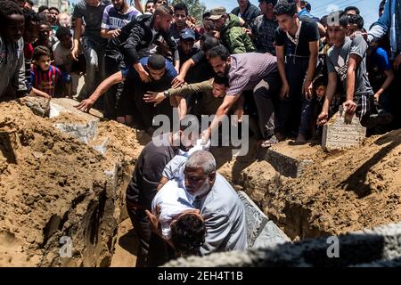 Freunde und Familie bei der Beerdigung von Jamal Affana (15 Jahre alt) starben am 13. Mai 2018 bei Demonstrationen am Grenzzaun von Gaza mit Israel am vergangenen Freitag an einer Schusswunde in Rafah, Gaza. Jamal wurde am Freitag von einem israelischen Scharfschützen getötet, während er an den Demonstrationen teilnahm. Für die 1,9 Millionen Palästinenser, die im Gazastreifen leben, ist das Leben nach 10 Jahren israelischer Blockade in der Region zu einem täglichen Kampf um Nahrung, Strom und Geld geworden. Die Demonstrationen führten bisher zu 40 Toten und mehr als 1.700 Verletzten durch die israelische Armee. Hamas Führer in G Stockfoto