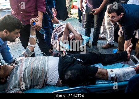 Ein verletzten palästinensischen Demonstranten wird nach einer Verletzung im Krankenhaus nach einer Intervention der israelischen Sicherheitskräfte während einer Demonstration anlässlich des 70th. Jahrestages der Nakba, auch bekannt als der Tag der Katastrophe Umzug der US-Botschaft in Tel Aviv nach Jerusalem. 14.Mai 2018. Gaza-Stadt. Palästina. Stockfoto