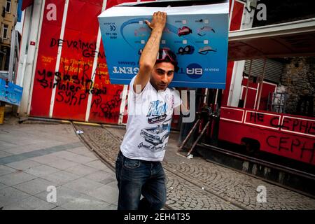 Michael Bunel / Le Pictorium - Türkei, Gezi-Park-Konflikt - 12/06/2013 - Türkei / Istanbul - Verkäufer von Schutzmasken und Schutzbrillen gegen Tränengas. Eine nationale Protestbewegung entstand nach der gewaltsamen Unterdrückung von Umweltprotesten, die sich gegen die Zerstörung des Gezi Parks aussputen. 11. Juni 2013. Istanbul. Türkei. Stockfoto