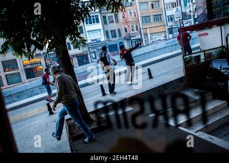 Michael Bunel / Le Pictorium - Türkei, Gezi-Park-Konflikt - 11/06/2013 - Türkei / Istanbul - EIN Demonstrator wirft mit einem Schleuderschuss Geschosse auf die Strafverfolgungsbehörden. Am selben Morgen wurde der Taksim-Platz von der Polizei gestürmt und bis zum Abend kam es zu gewalttätigen Zusammenstößen. Juni 11, 2013. Istanbul. Türkei. Stockfoto