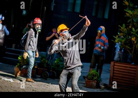 Michael Bunel / Le Pictorium - Türkei, Gezi-Park-Konflikt - 11/06/2013 - Türkei / Istanbul - EIN Demonstrator wirft mit einem Schleuderschuss Geschosse auf die Strafverfolgungsbehörden. Am selben Morgen wurde der Taksim-Platz von der Polizei gestürmt und bis zum Abend kam es zu gewalttätigen Zusammenstößen. Juni 11, 2013. Istanbul. Türkei. Stockfoto