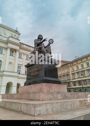 Warschau November 9 2019 Statue des Nikolaus Kopernikus vor Staszica Palace Stockfoto