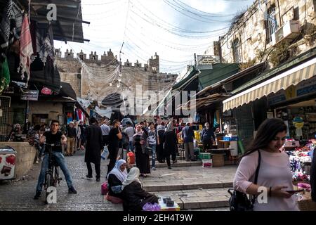 Blick auf das Damaskus-Tor, das älteste in der Altstadt. Es führt in das muslimische Viertel. 16.Mai 2018. Jerusalem. Israel, Palästina Stockfoto