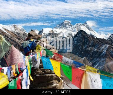 Blick auf Mount Everest, Lhotse und Makalu mit buddhistischen Gebetsfahnen aus Gokyo Ri - Nepal Stockfoto