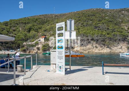 Bisevo, Kroatien - Aug 16, 2020: Tourist Queue Information Board in komoza blaue Höhle Attraktion Stockfoto