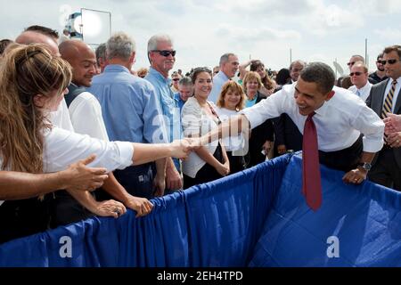 Präsident Barack Obama greift nach seinen Ausführungen im DeSoto Next Generation Solar Energy Center in Arcadia, Florida, am 27. Oktober 2009, die Hände zu schütteln. Stockfoto