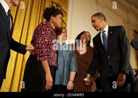 Präsident Barack Obama begrüßt Louvon Harris, links, Betty Byrd Boatner, rechts, beide Schwestern von James Byrd, Jr., Und Judy Shepard, Mitte, Mutter von Matthew Shepard, nach seinen Bemerkungen bei einem Empfang zum Gedenken an die Verabschiedung des Matthew Shepard und James Byrd Jr. Hate Crimes Prevention Act im East Room des Weißen Hauses, 28. Oktober 2009. Stockfoto