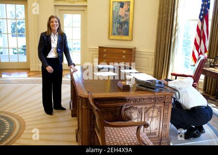 Präsident Barack Obama untersucht den Resolute Desk am 3. März 2009 bei einem Besuch bei Caroline Kennedy Schlossberg im Oval Office. In einer berühmten Fotografie guckte ihr Bruder John F. Kennedy Jr. durch das FDR-Panel, während sein Vater Präsident Kennedy arbeitete. Stockfoto