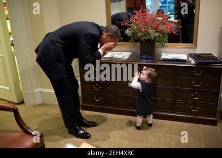 30. Oktober 2009 „der Präsident spielt mit der Tochter des Weißen Hauses Mitarbeiter Emmitt Beliveau im Outer Oval Office gucken-a-boo. Es ist interessant zu bemerken, dass dieses Foto nicht lange nach dem Abschluss seines Afghanistan-Treffens im Situationsraum aufgenommen wurde. So ging er von diesem sehr substanziellen Treffen zu in der Lage, für eine Minute mit diesem jungen Mädchen aufzuhellen. " Stockfoto