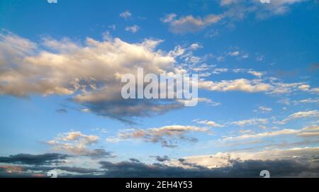 Abend Sonnenuntergang Blick auf den schönen Himmel Stockfoto