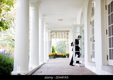 Präsident Barack Obama betritt den Kabinettsaal, um am US-Europäischen Gipfel im Weißen Haus am 3. November 2009 teilzunehmen. Stockfoto