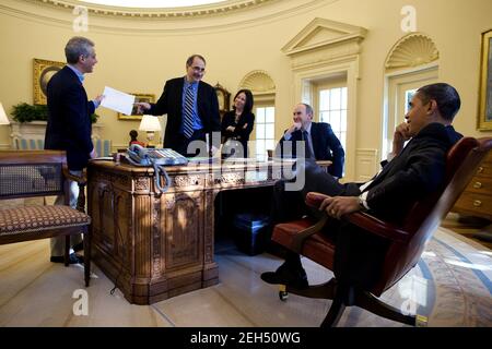 Präsident Barack Obama bespricht die bevorstehende Abstimmung im Gesundheitswesen mit dem Stabschef Rahm Emanuel von links, dem Senior Advisor David Axelrod, der Direktorin des Büros für Gesundheitsreform Nancy-Ann DeParle und dem Assistenten des Präsidenten für Gesetzgebungsfragen Phil Schiliro im Oval Office, 7. November 2009. Stockfoto