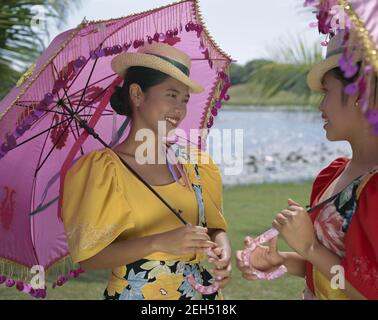Asien, Philippinen, Manila, Porträt von schönen lächelnden philippinischen Mädchen trägt traditionelle Maria Clara Kleid Fillipiniana Stockfoto