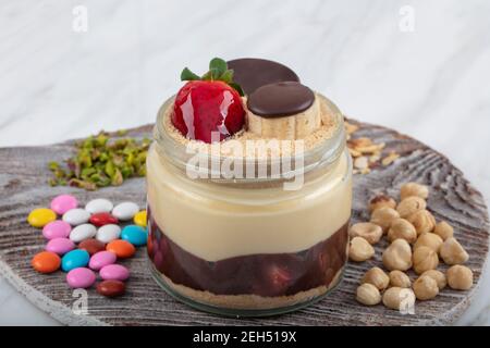 Erdbeere und Bananenmagnolie Dessert in der Tasse Baum Magnolie auf dem hellen Marmor Hintergrund. Stockfoto