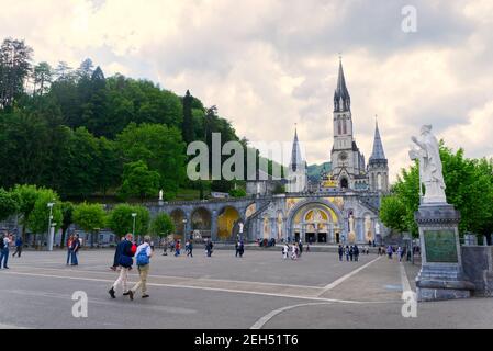 Lourdes, Frankreich - 05 2018. Christliches Kreuz auf einem Hintergrund die Basilika unserer Lieben Frau vom Rosenkranz in Lourdes, Frankreich Stockfoto