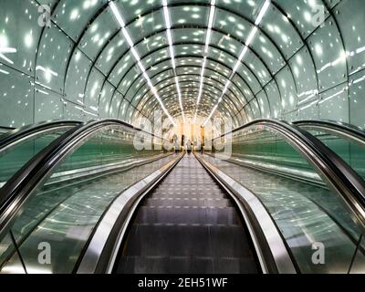 Warschau November 9 2019 lange Rolltreppe zur U-Bahn mit glühenden Dach Stockfoto