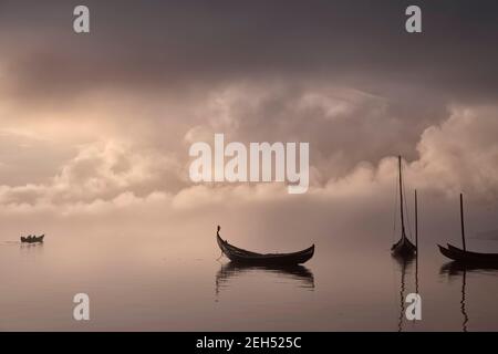 Aveiro ria in einem nebligen und bewölkten Abend sehen traditionelle Holzboote, Portugal. Stockfoto